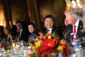 Chinese President Xi Jinping and First Lady Peng Liyuan attend a dinner hosted by U.S. President Donald Trump at Trump's Mar-a-Lago estate in West Palm Beach, Florida, U.S., April 6, 2017. REUTERS/Carlos Barria - RTX34GX0