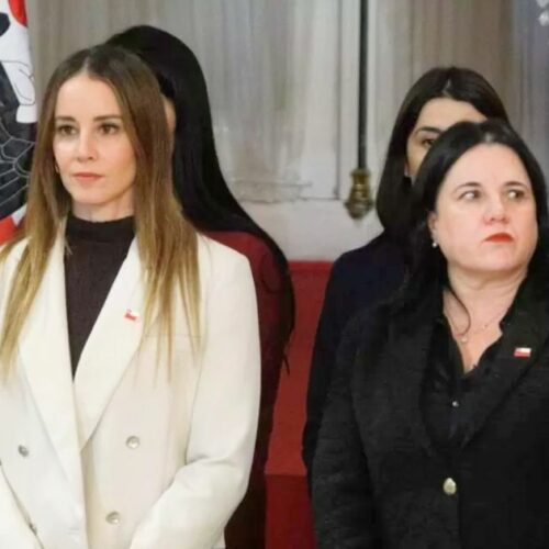 Panel Ciudadano UDD: mayoría apoya cambio de gabinete, pero 45% cree que el gobierno "está improvisando"